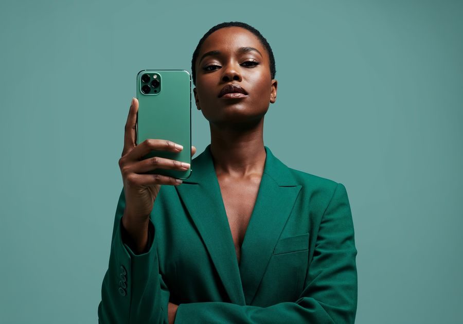Une entrepreneuse consulte AKOUM sur son téléphone